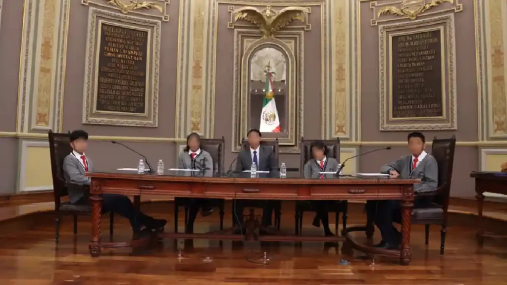Asisten jóvenes de San Nicolás de los Ranchos al Congreso del Estado para ser “Diputados por un Día”