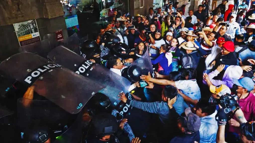 Tres detenidos deja manifestación de vecinos de La Resurrección en el Ayuntamiento de Puebla