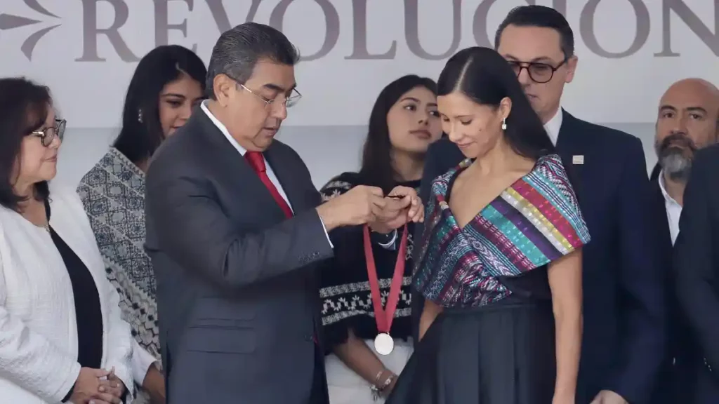 Participa LXI Legislatura en entrega de la Medalla “Carmen Serdán”