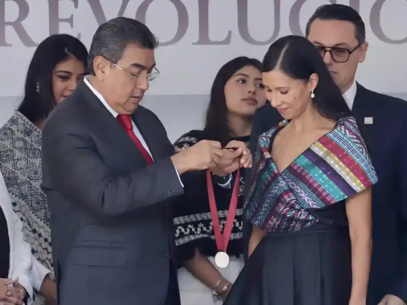 Participa LXI Legislatura en entrega de la Medalla “Carmen Serdán”