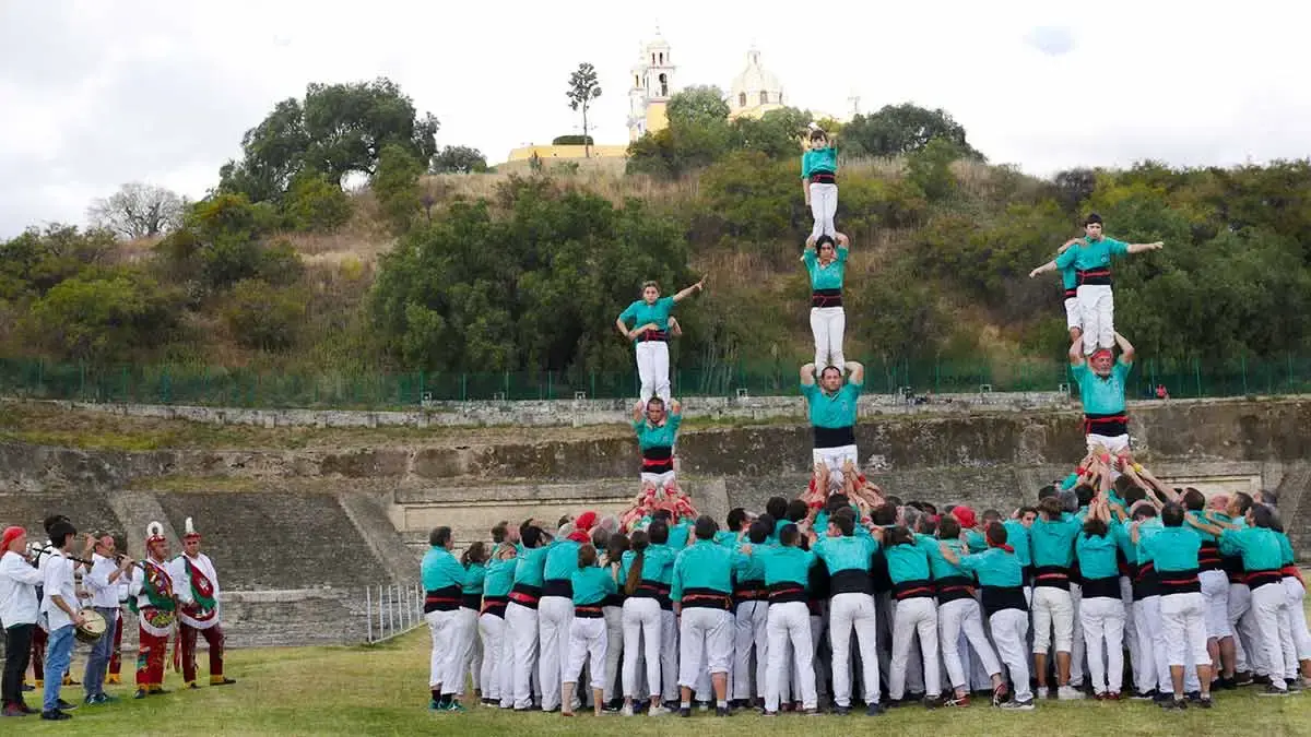 Los Castellers de Vilafranca y Voladores de Cuetzalan juntos por primera vez en Cholula