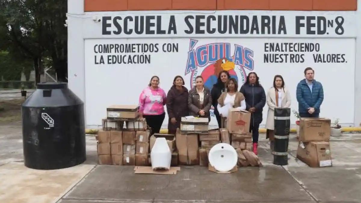 Paola Angon realizó dos entregas más de sanitarios completos, en favor de la educación