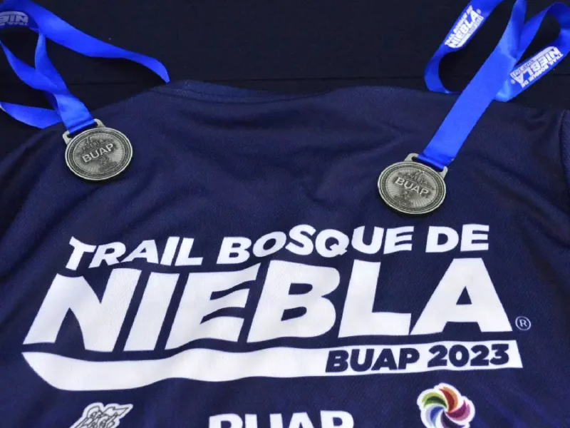 Presentan camiseta y medalla oficial del Trail Bosque de Niebla BUAP 2023