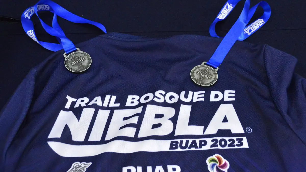 Presentan camiseta y medalla oficial del Trail Bosque de Niebla BUAP 2023