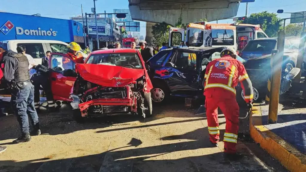 Choque por vuelta prohibida deja ocho lesionados frente a Plaza Loreto