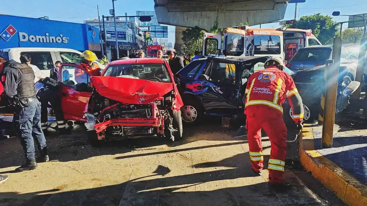 Choque por vuelta prohibida deja ocho lesionados frente a Plaza Loreto