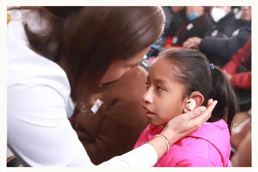 Gaby Bonilla entrega 50 aparatos auditivos en 47 municipios de Puebla