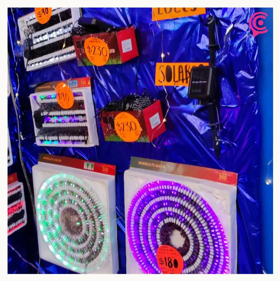 Por bajos precios, productos chinos acaparan oferta de adornos navideños en Puebla
