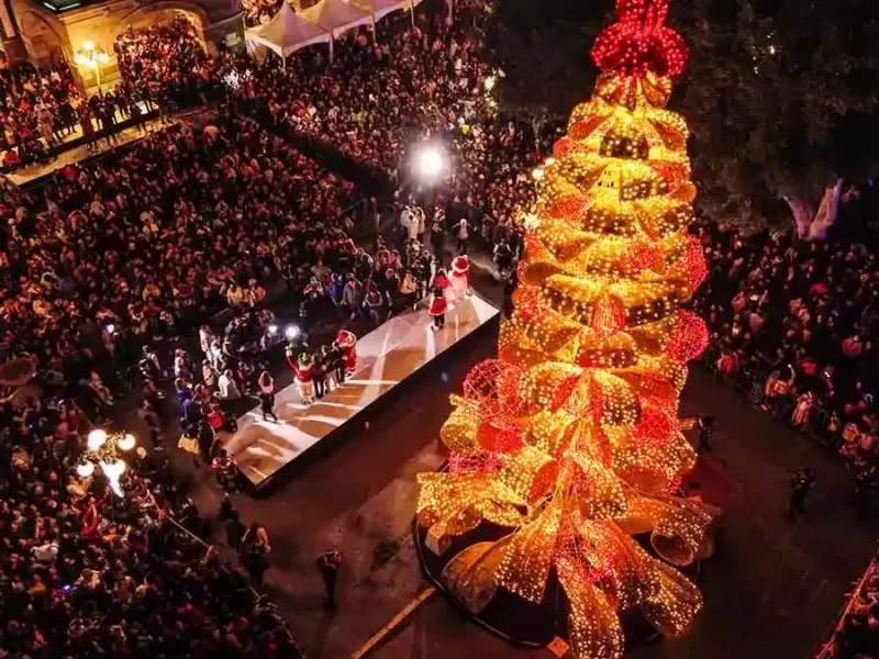 Entre luces y música, arrancan las fiestas navideñas 2023 en Puebla capital
