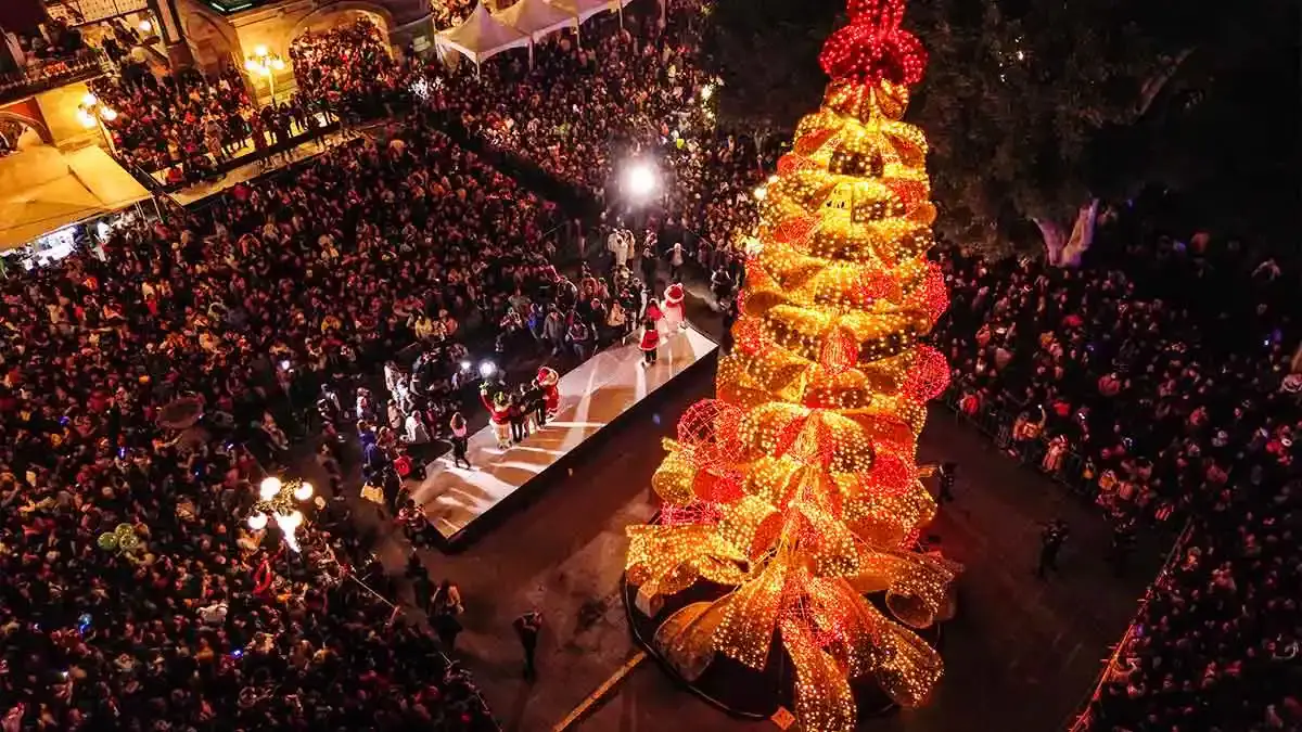 Entre luces y música, arrancan las fiestas navideñas 2023 en Puebla capital