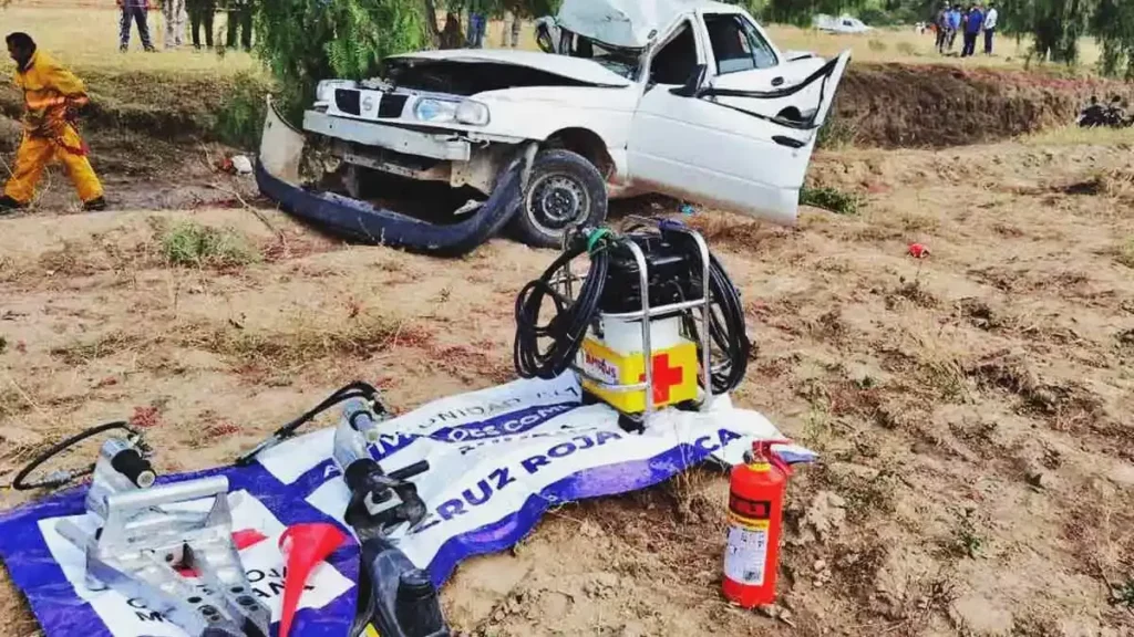Mujer choca auto en presunto estado de ebriedad y copiloto muere prensado
