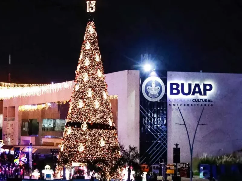 La rectora Lilia Cedillo encabeza el encendido del Árbol de Navidad en CCU BUAP