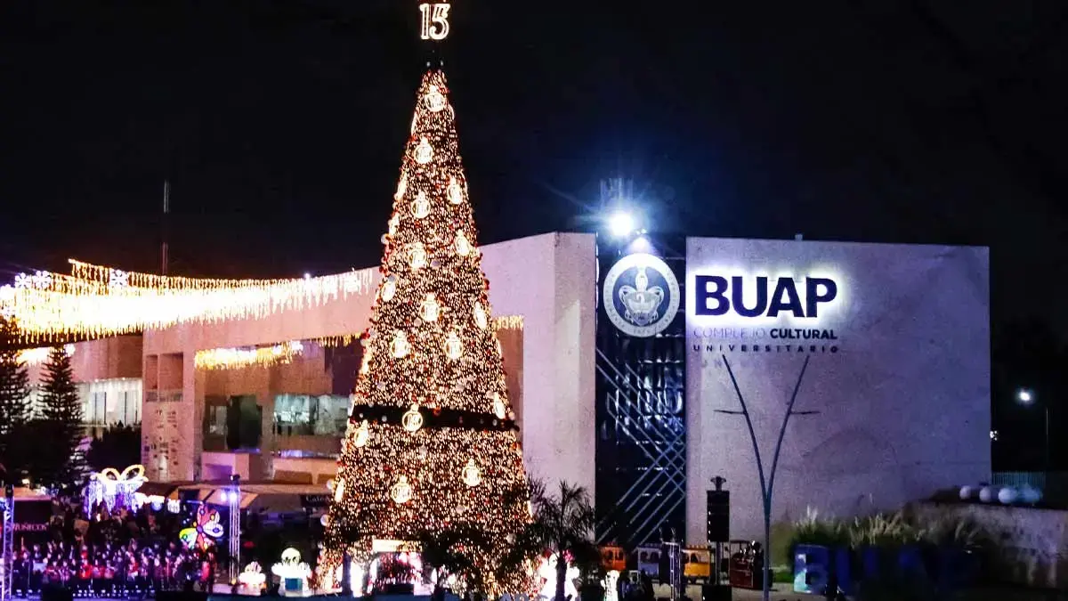 La rectora Lilia Cedillo encabeza el encendido del Árbol de Navidad en CCU BUAP