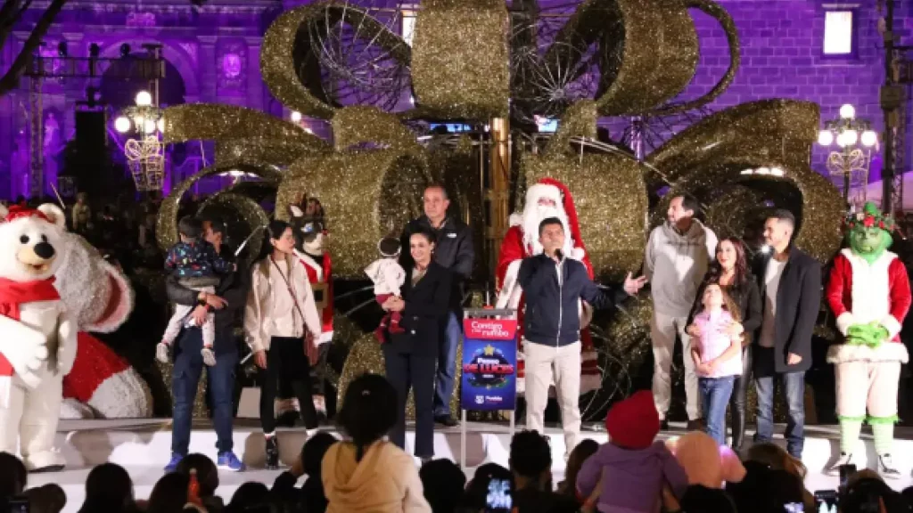 Con el encendido del Árbol en Puebla capital se inicia la temporada navideña