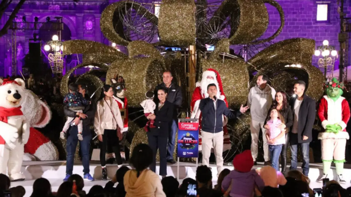 Con el encendido del Árbol en Puebla capital se inicia la temporada navideña