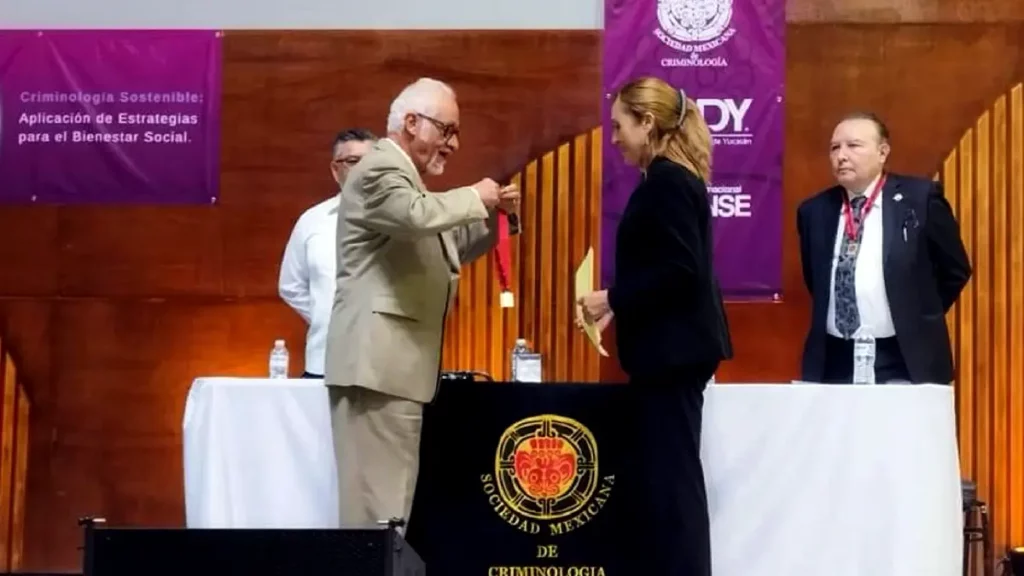 Docente de la BUAP recibe la Medalla al Mérito Criminológico “Alfonso Quiroz Cuarón”