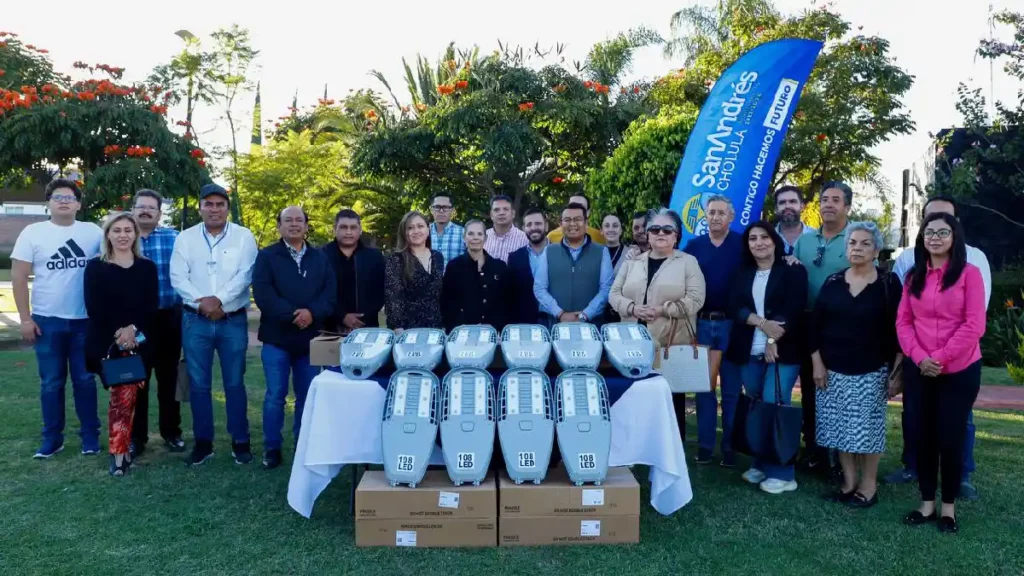 Entrega el Ayuntamiento de San Andrés Cholula 100 luminarias en Lomas de Angelópolis II