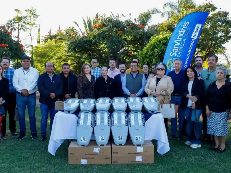 Entrega el Ayuntamiento de San Andrés Cholula 100 luminarias en Lomas de Angelópolis II