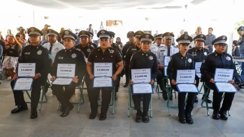 Entrega Edmundo Tlatehui estímulos económicos como parte del Premio Municipal al Buen Policía