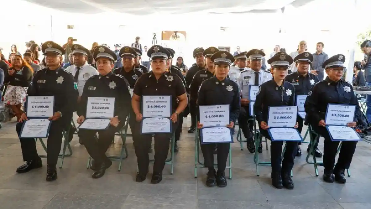 Entrega Edmundo Tlatehui estímulos económicos como parte del Premio Municipal al Buen Policía