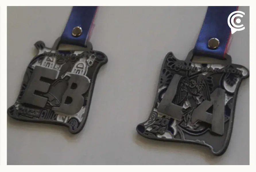 Esta será la playera y medalla de la segunda edición del Medio Maratón Puebla 2023