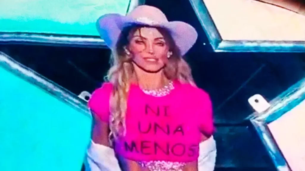 Anahí se manifiesta contra los feminicidios en el concierto de RBD en CDMX