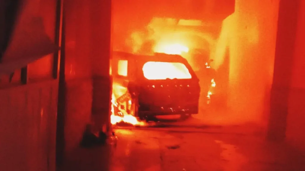 Comando armado incendia cuatro autos en una casa en Huixcolotla