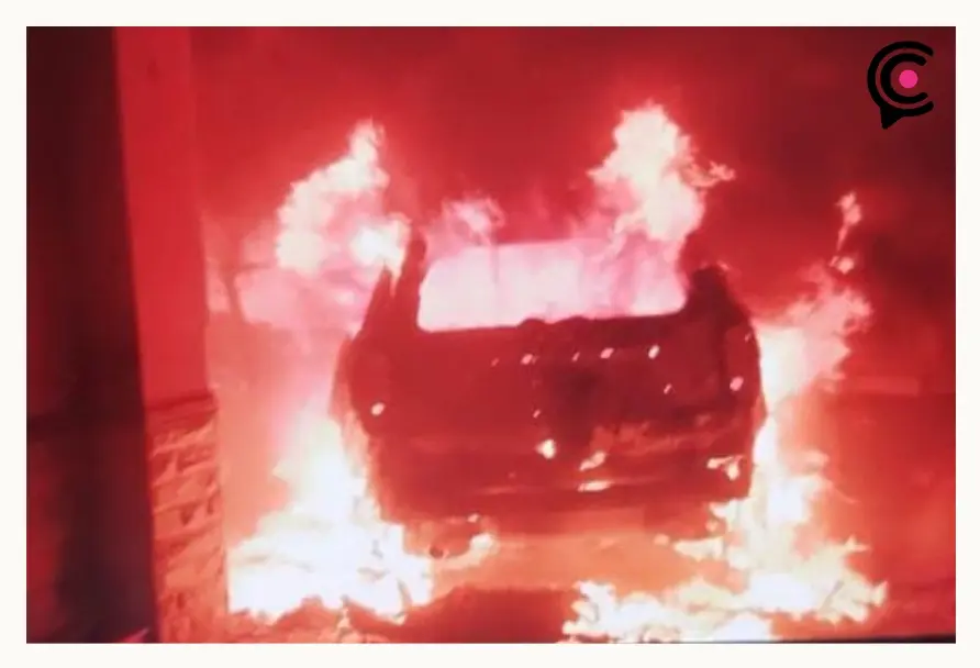 Comando armado incendia cuatro autos en una casa en Huixcolotla