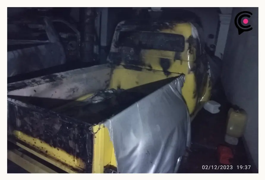 Comando armado incendia cuatro autos en una casa en Huixcolotla