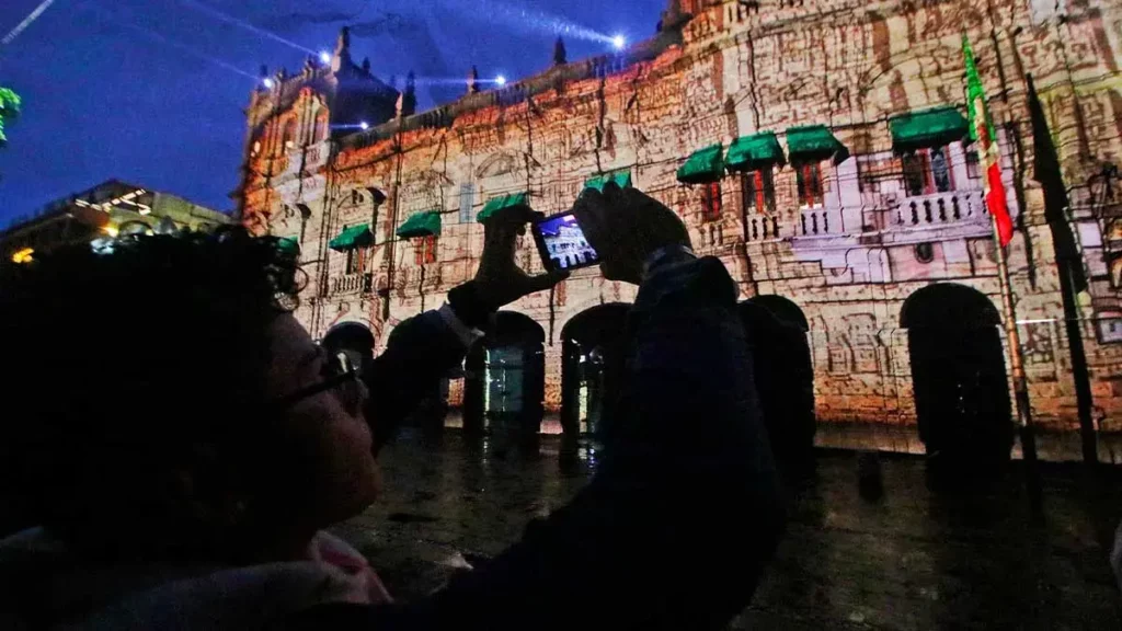 Si no tienes planes, lánzate al video mapping de Navidad en el Centro de Puebla