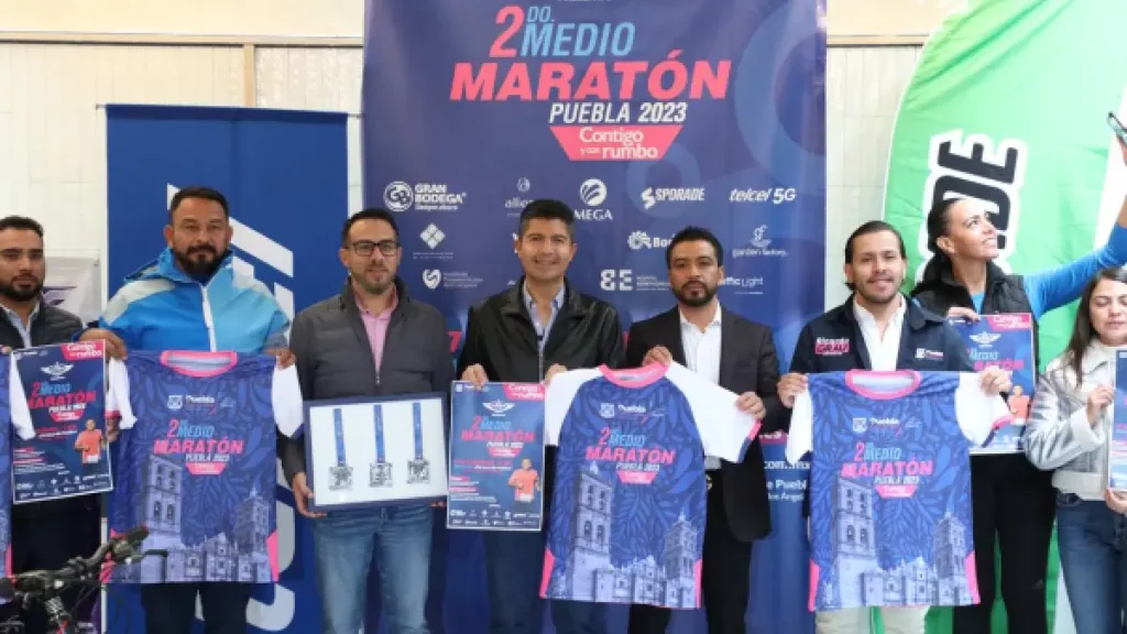Presenta Ayuntamiento de Puebla playera y medalla del Medio Maratón