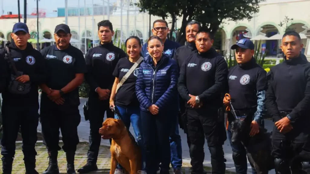 Paola Angon entrega reconocimientos a graduados del curso “Entrenando a tu Lomito”