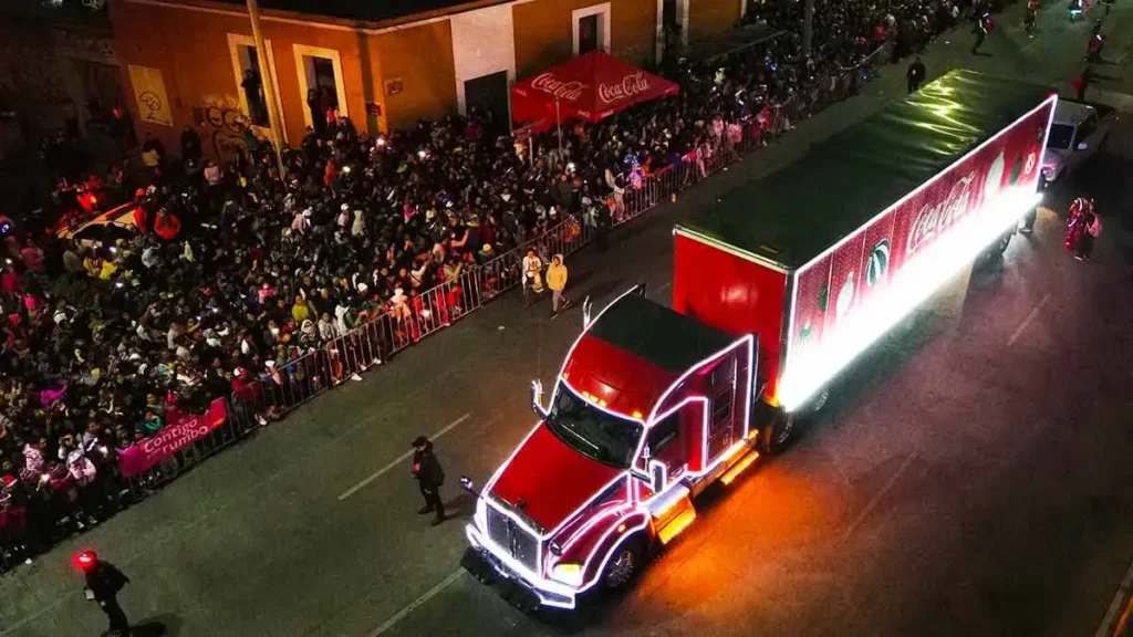 Con la Caravana Coca Cola 2023 los poblanos abarrotaron el Boulevard 5 de Mayo