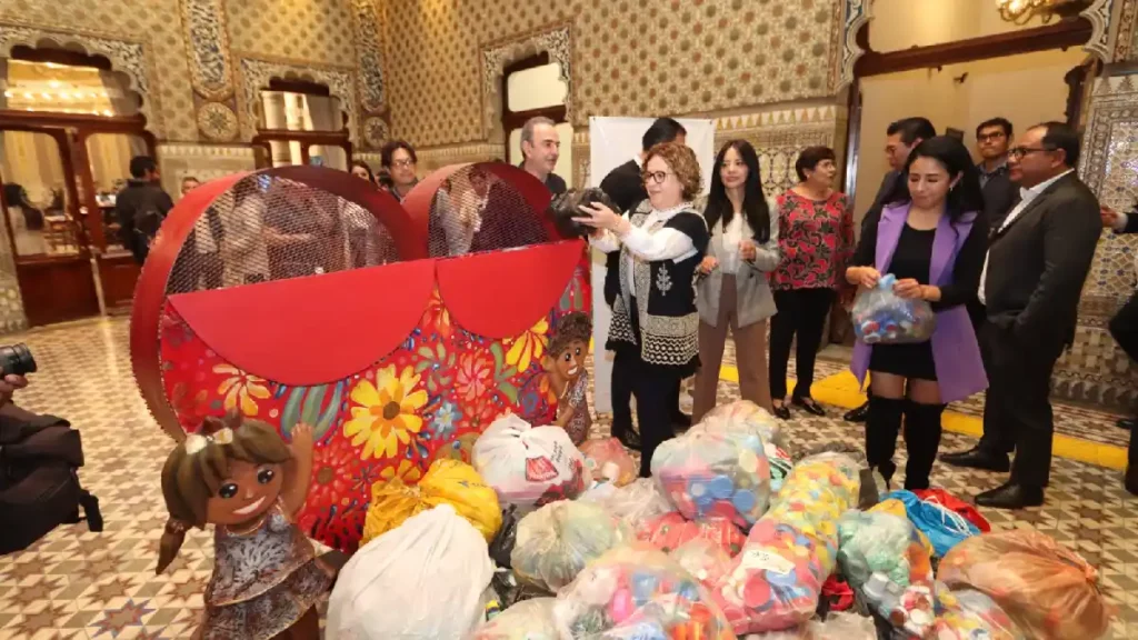 Recibe Voluntariado del Congreso del Estado donación de tapitas y prendas de abrigo