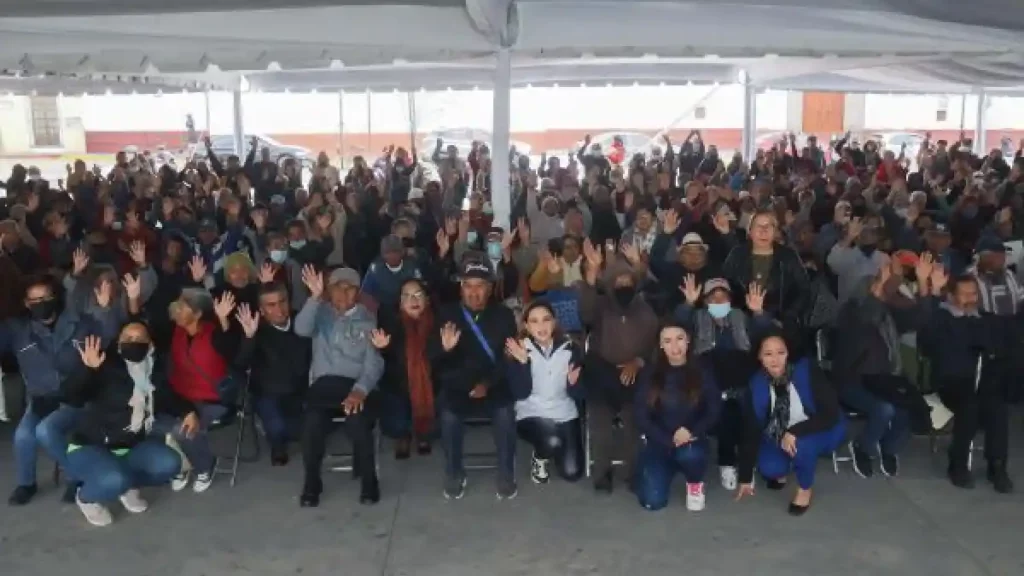 Paola Angon y María de la Barreda arrancan entrega de chamarras “Abraza un Abue”