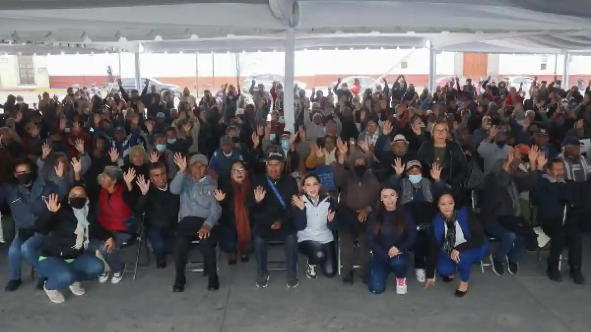 Paola Angon y María de la Barreda arrancan entrega de chamarras “Abraza un Abue”