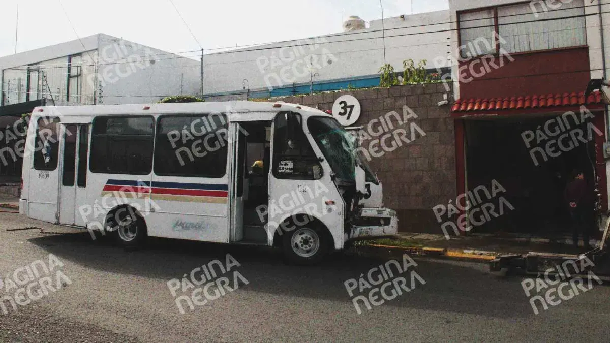 Ruta 33 chocó contra vivienda y dejó tres lesionados en Puebla capital