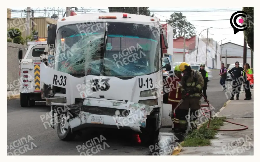 Ruta 33 chocó contra vivienda y dejó tres lesionados en Puebla capital