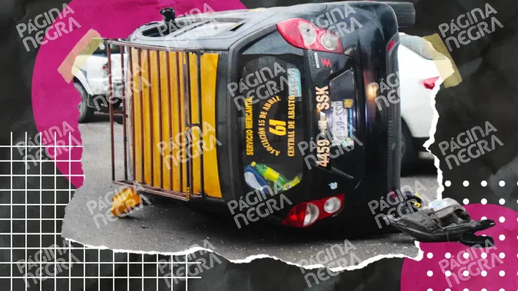 Taxista chocó contra dos vehículos estacionados, volcó y escapó en Puebla