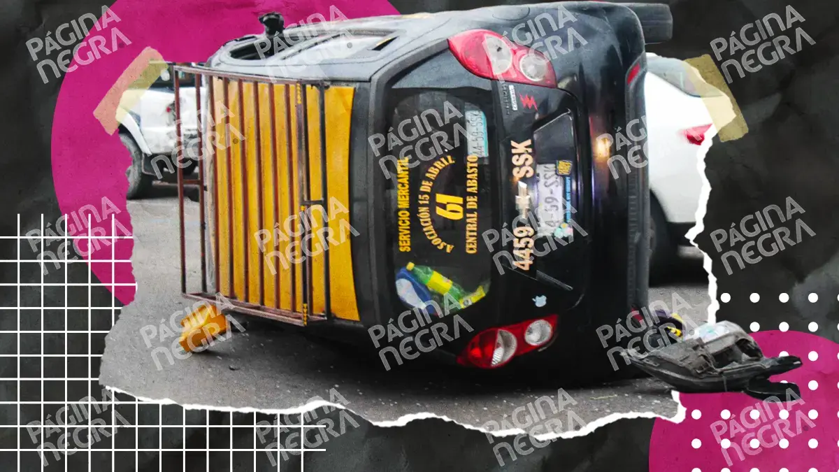 Taxista chocó contra dos vehículos estacionados, volcó y escapó en Puebla