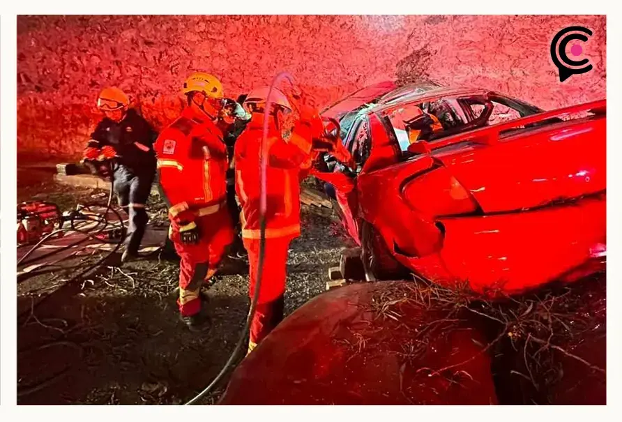 Auto volcó encima de otro en Amozoc; hubo cuatro heridos, dos de ellos prensados
