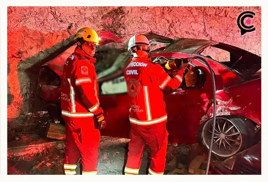 Auto volcó encima de otro en Amozoc; hubo cuatro heridos, dos de ellos prensados