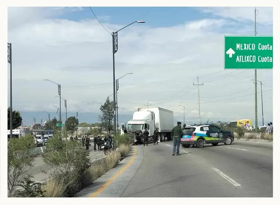 Persecución de tráiler robado deja dos detenidos y un policía herido en Periférico Ecológico
