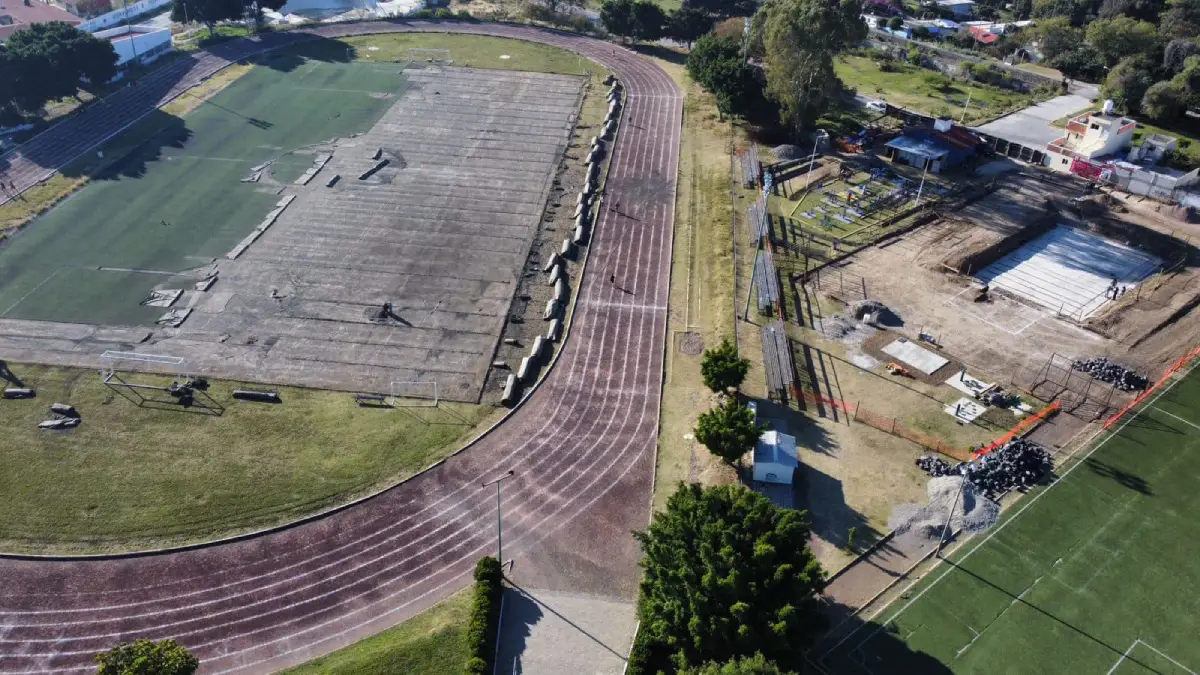 Ariadna Ayala cumple e inicia rehabilitación de cancha de futbol y pista de atletismo en Atlixco