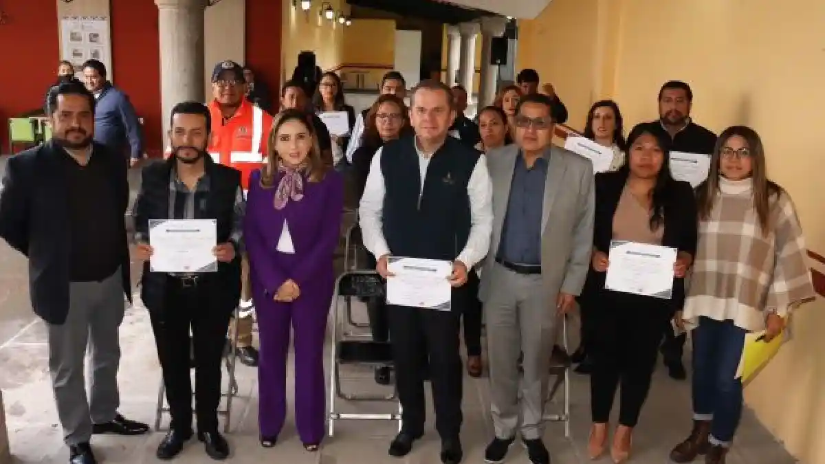 Paola Angon reconoce a servidores públicos que destacan en su dedicación en servir a las familias cholultecas