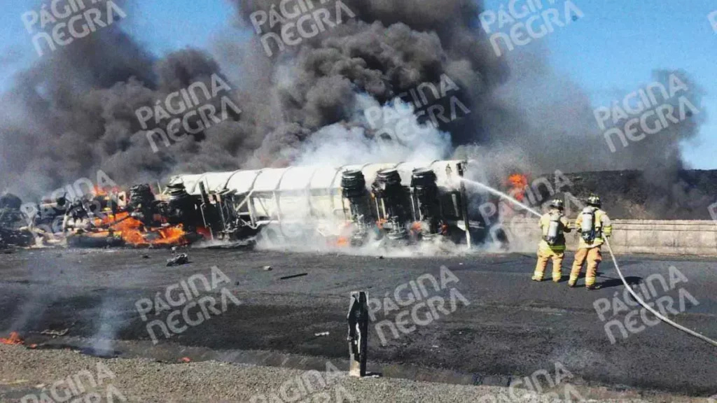 Volcadura e incendio de pipa dejó a chofer muerto en Palmar de Bravo