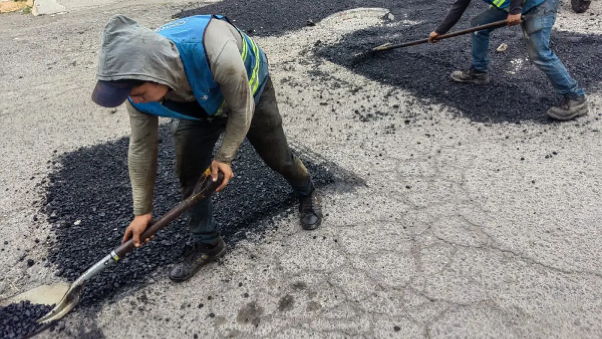 Sigue bacheo en calles de Puebla capital en temporada decembrina