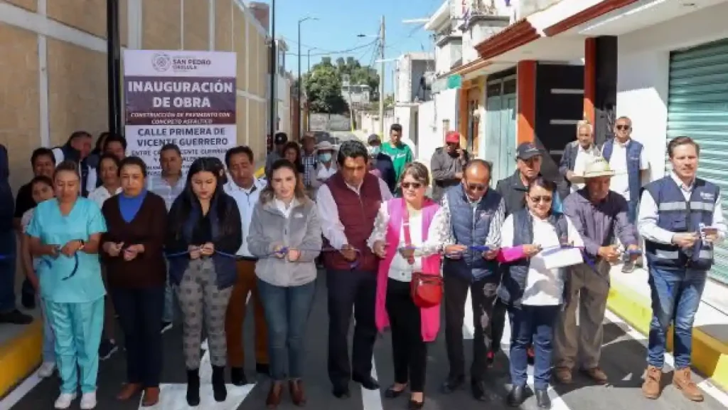 Atiende Paola Angon petición de 35 años con pavimentación para vecinos de Santiago Momoxpan
