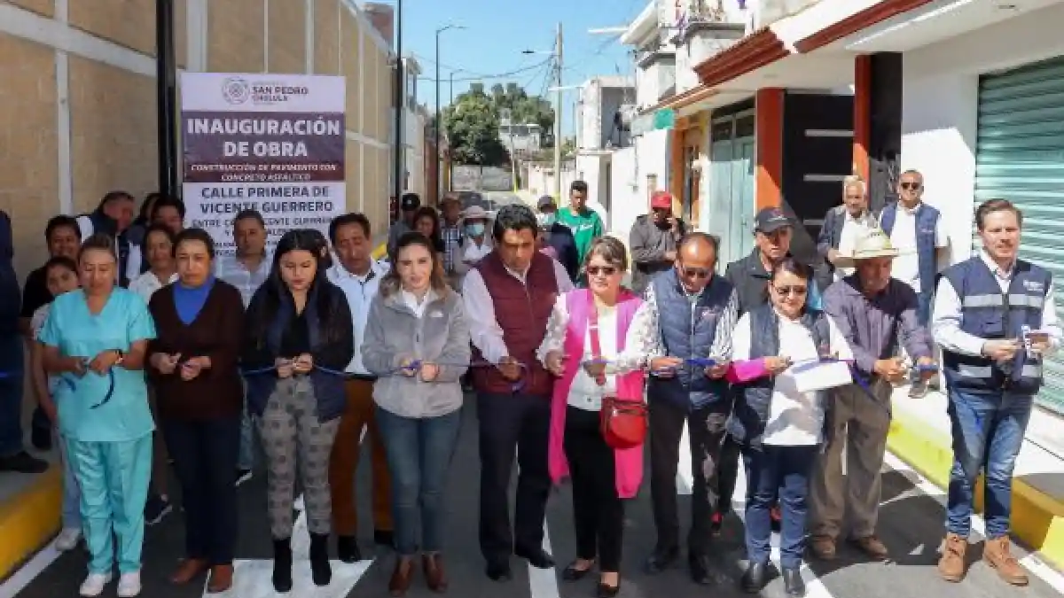 Atiende Paola Angon petición de 35 años con pavimentación para vecinos de Santiago Momoxpan