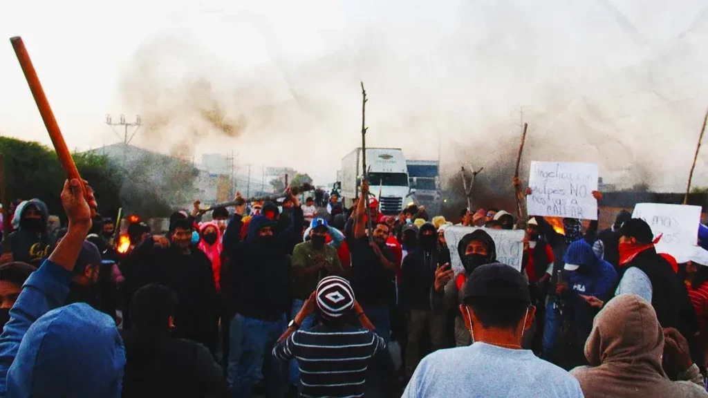 Reabren la autopista México-Puebla, se retiran manifestantes de Xalmimilulco